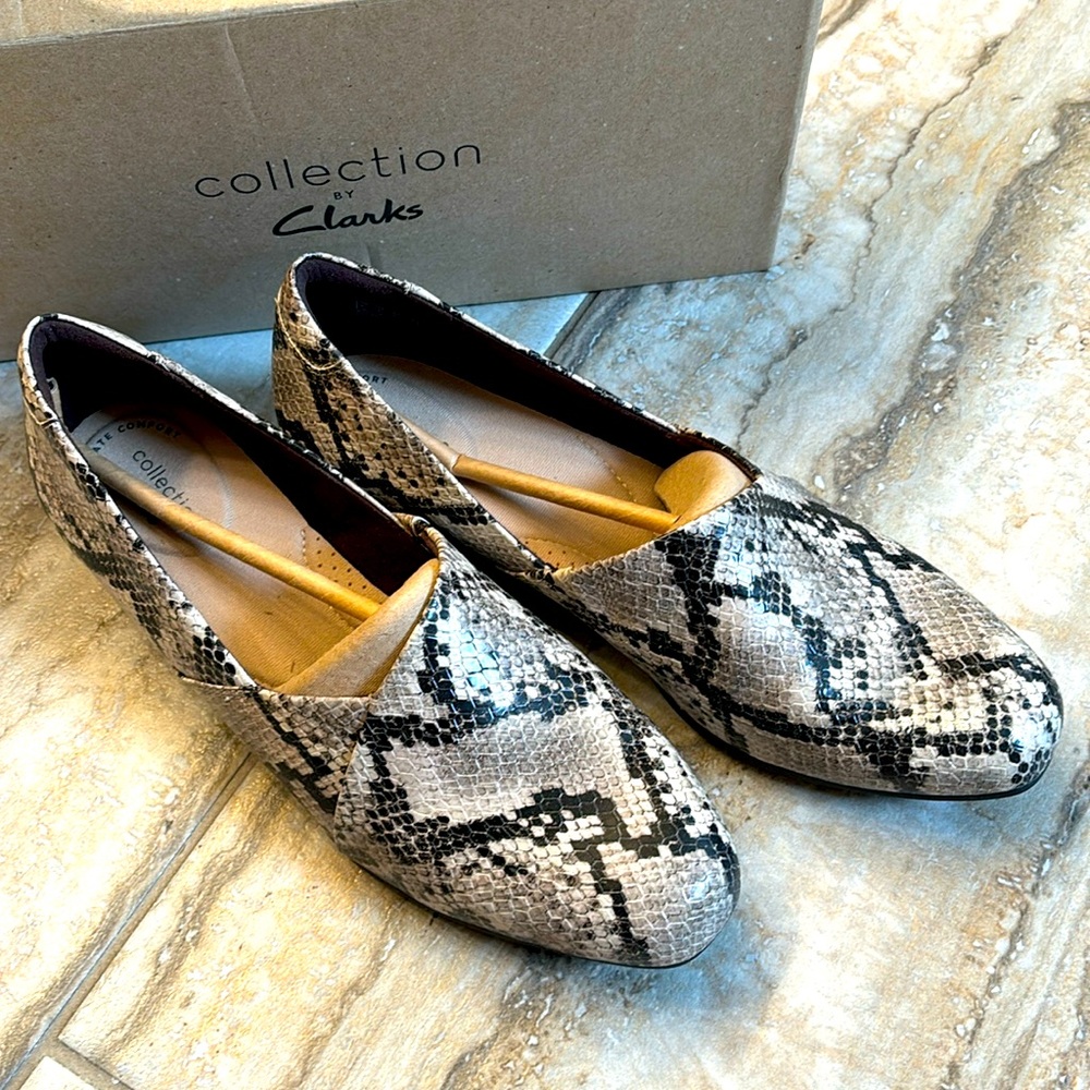 NWT Clarks Sz 9 Taupe Snake Slip Ons